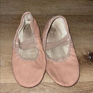 Tan Suede Slippers with Rounded Toe and Elastic Strap